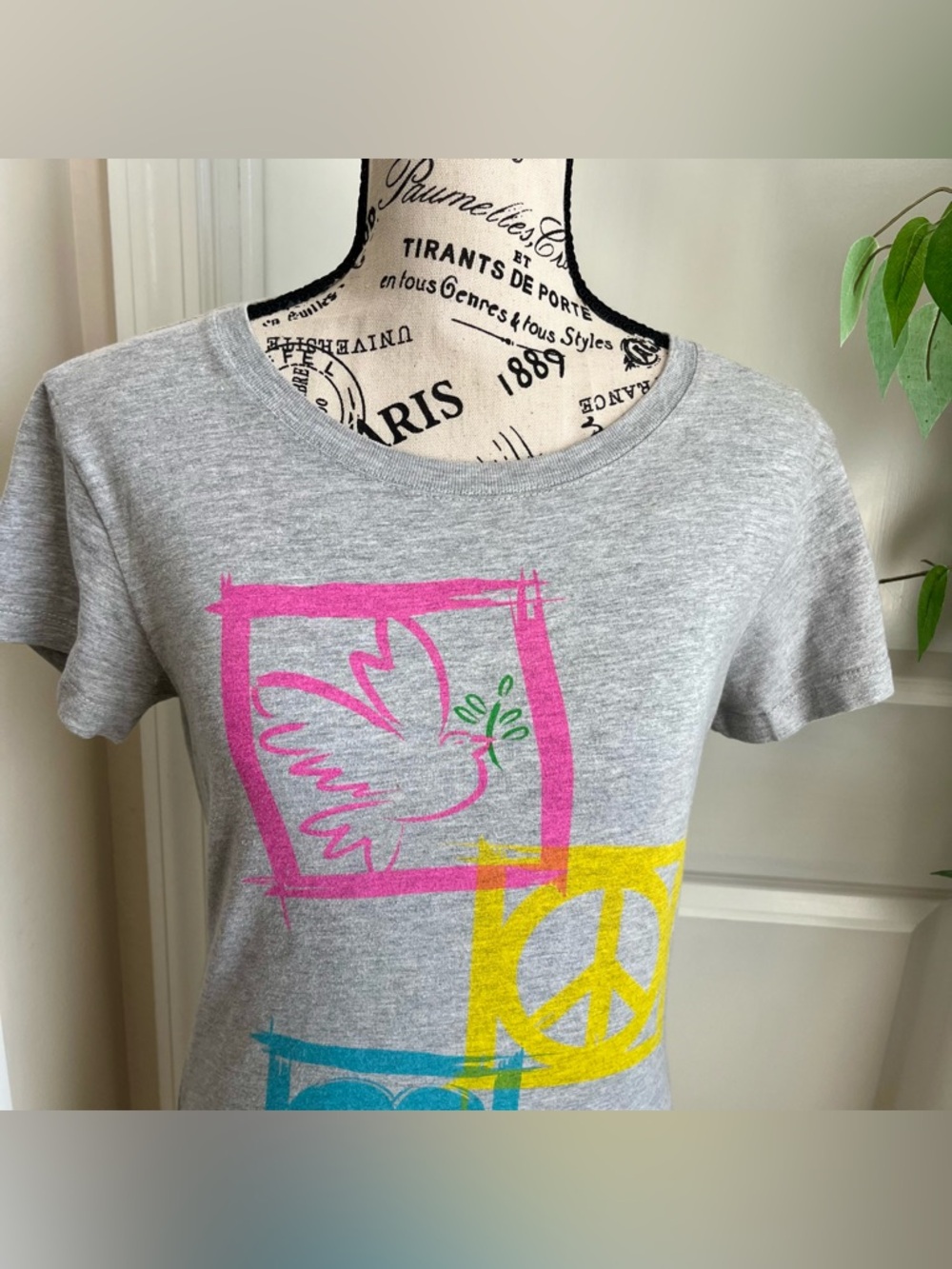 Mandee Y2K Peace Love Slim Fit Short Sleeve Graphic Top Gray Sz L - Picture 4 of 16